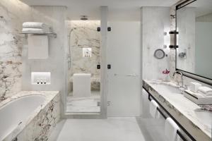 Uma casa de banho em Address Downtown