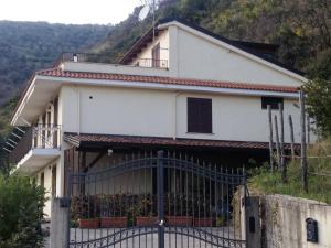 una casa con una puerta delante de ella en Villa Espina, en Serramezzana