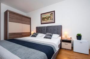 Cama o camas de una habitación en LADONJA BB ROOMS, Family run Bed & Breakfast