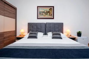 Cama o camas de una habitación en LADONJA BB ROOMS, Family run Bed & Breakfast