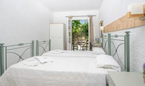 Postel nebo postele na pokoji v ubytování Syros INN