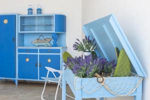 una cómoda azul con una planta en una olla en Le Terrazze b&b Capilungo en Capilungo