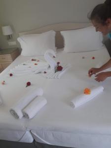 Uma cama ou camas num quarto em Maria Plomari Apartments
