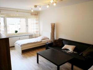 ein Wohnzimmer mit einem Sofa und einem Bett in der Unterkunft Work & Stay Leverkusen in Leverkusen