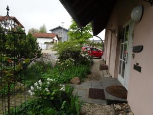 um jardim fora de uma casa com um portão e flores em Le Coq em Rösrath