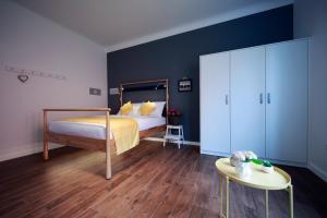 1 dormitorio con cama y pared azul en Tkalcha4U, en Zagreb