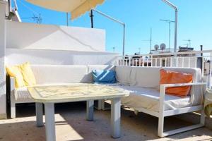 eine Bank und ein Tisch auf einem Boot in der Unterkunft Mia's Atelier, Balcony to Acropolis in Athen