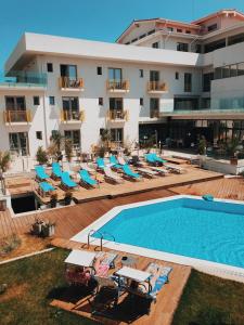 Bazén v ubytování Nayino Resort Hotel nebo v jeho okolí