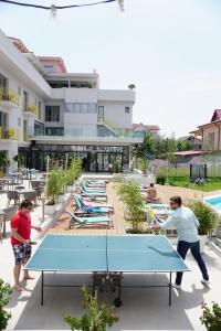 Stolní tenis v ubytování Nayino Resort Hotel nebo okolí