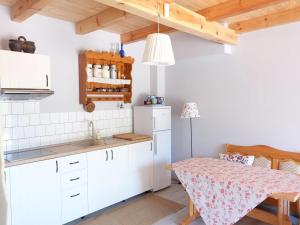 Virtuvė arba virtuvėlė apgyvendinimo įstaigoje Cozy Cottage in ZeÅ‚wÄ gi with Fireplace