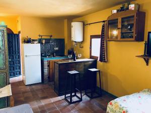 グラナダにあるEstudio El Zocoの黄色の壁のキッチン(白い冷蔵庫付)
