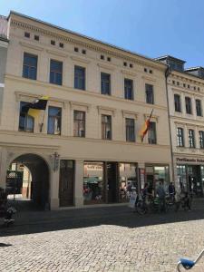 een groot gebouw met vlaggen ervoor bij Ferienwohnung Eckloff in Lutherstadt Wittenberg
