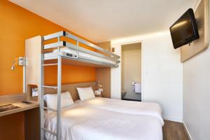 Habitación pequeña con litera y TV en Première Classe La Roche Sur Yon - Vendéspace, en Mouilleron-le-Captif