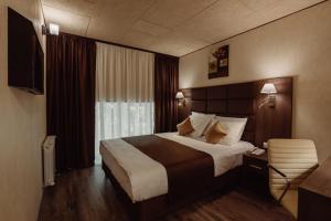
Кровать или кровати в номере Helix Hotel
