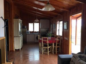 a kitchen and dining room with a table and chairs at Casa-Apartamento Madera y Sol in Lubia