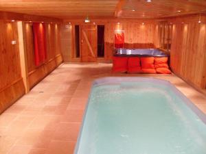 Piscina de la sau aproape de Cozy chalet with dishwasher, in the High Vosges