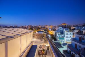 Aussicht vom Dach eines Gebäudes in der Unterkunft Downtown Boutique Apartments Acropolis View in Athen