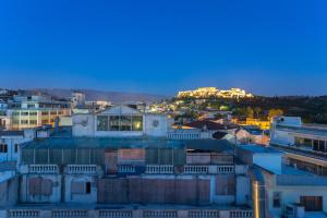 Blick auf die Stadt in der Nacht in der Unterkunft Downtown Boutique Apartments Acropolis View in Athen