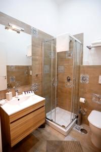 W łazience znajduje się prysznic, umywalka i toaleta. w obiekcie VICTORIA HOTEL B&B w mieście Napoli