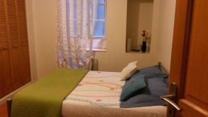 カルカソンヌにあるAppartement centre de Carcassonneの窓付きの客室の小さなベッド1台分です。