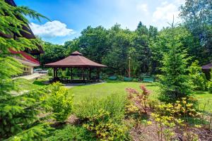 a gazebo in the middle of a yard at Sanatorium Dedal in Polańczyk