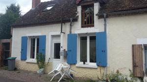 Saint-Amand-en-PuisayeにあるPetite maison aux volets bleusのギャラリーの写真