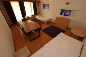 シュトゥットガルトにあるAB Apartment Objekt 39のリビングルーム(テーブル、テレビ付)の上から望めます。