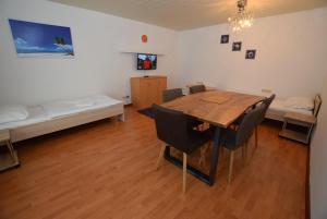 シュトゥットガルトにあるAB Apartment Objekt 39のダイニングルーム(テーブル、椅子、ベッド付)