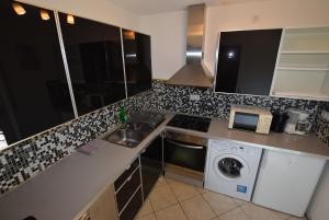 a kitchen with a sink and a washing machine at AB Apartment Objekt 39 in Stuttgart
