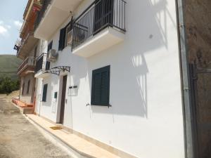 - un bâtiment blanc avec une fenêtre et un balcon dans l'établissement Altomuro 39 di S.A., à Formia