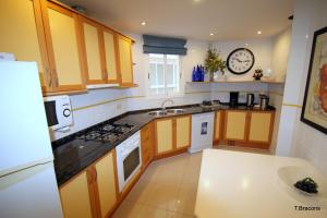 A kitchen or kitchenette at Apartamento Les Palmeres