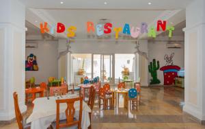 El Mouradi Djerba Menzel餐厅或其他用餐的地方