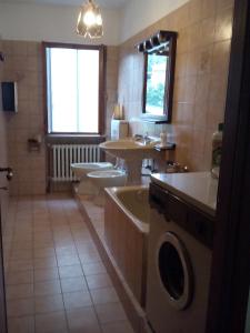 uma casa de banho com 2 lavatórios e uma máquina de lavar roupa em Ca' d' Guido em Lisio
