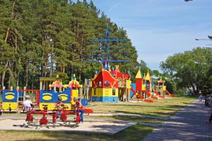 - une aire de jeux dans un parc avec des joueurs dans l'établissement Smilčių Apartment, à Palanga