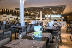 Reštaurácia alebo iné gastronomické zariadenie v ubytovaní RVHotels Ametlla Mar