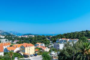 un paisaje urbano de una ciudad con casas y árboles en Apartments & Rooms Tapera, en Dubrovnik