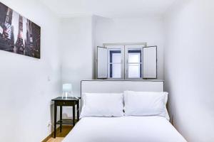 En eller flere senge i et værelse på Stylish central apartment with 2 bedrooms in Intendente