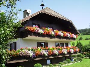un edificio con un ramo de flores. en Haus Alpenland, en Sankt Andrä im Lungau