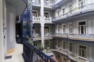 ブダペストにあるWonderful Apartment Budapestのバルコニー付きのアパートメントビルの外側の景色を望めます。