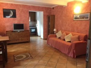 a living room with a couch and a television at The River House in Agaggio Inferiore