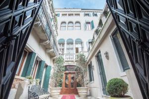 eine Gasse in einer Stadt mit einem Gebäude in der Unterkunft Hotel Ai Cavalieri di Venezia in Venedig