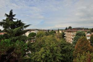 uma vista para uma cidade com árvores e edifícios em B&B Villa Lattes em Vicenza