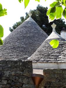 un techo de un edificio con una pared de piedra en Dimora nei Trulli en Martina Franca