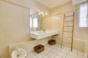 サン・ジャン・ド・リュズにあるWelkeys - Chahoのバスルーム(洗面台、トイレ、鏡付)