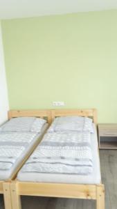 Ein Bett oder Betten in einem Zimmer der Unterkunft Ferienwohnung Heß