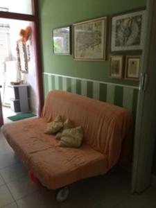 un divano con due cuscini in una stanza di Marina Di Bibbona a Marina di Bibbona