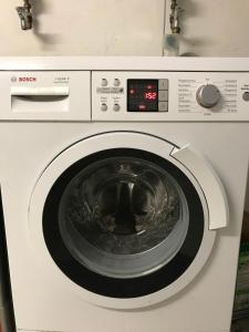 uma máquina de lavar roupa branca sentada numa cozinha em Apartment BELLA Studio - EP Ticket Garantie em Rust
