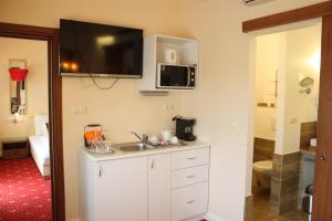 TV a/nebo společenská místnost v ubytování Hotel Al Faro Lodge am See + 37 fotografií