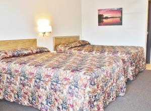 ein Hotelzimmer mit 2 Betten in einem Zimmer in der Unterkunft Otter Creek Inn in Alexandria Bay