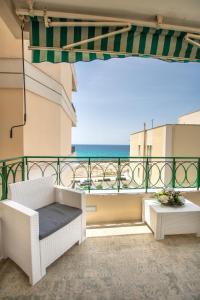 加里波利的住宿－B&B Bellavista Gallipoli，阳台配有沙发,享有海景。